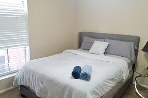 2 bedrooms, desk, iron/ironing board, WiFi