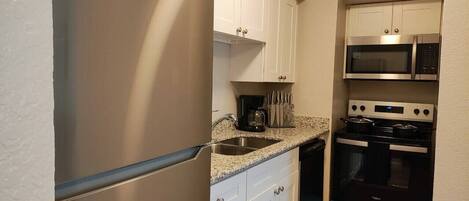 Een koelkast, een microgolfoven, een oven, een kookplaat