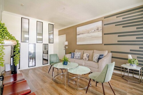 Spacious 2 Bed 2 Bath  9 minutes from Downtown