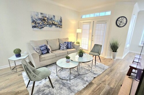 Spacious 2 Bed 2 Bath  | 9 minutes from Downtown