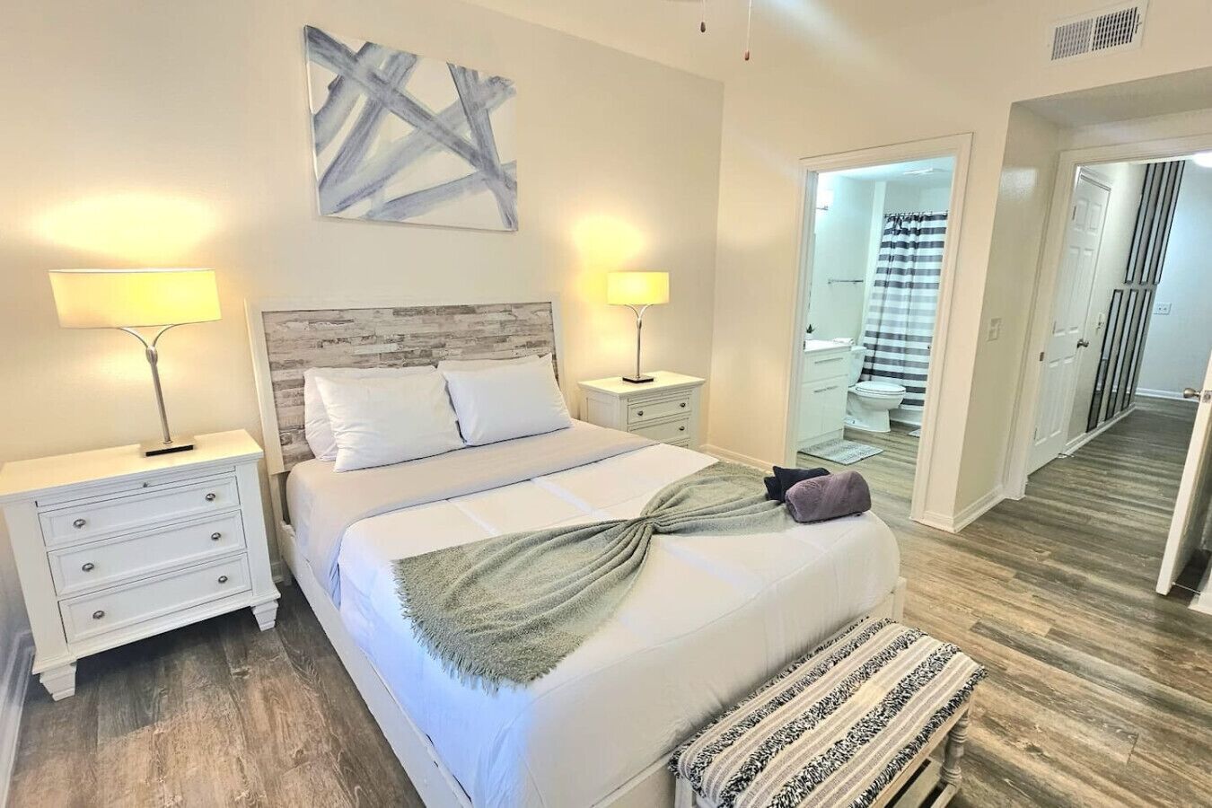 2 slaapkamers, een bureau, een strijkplank/strijkijzer, wifi