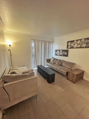 TV - Comfortable 1 King bed 1 bath in TMC & near NRG (Houston)