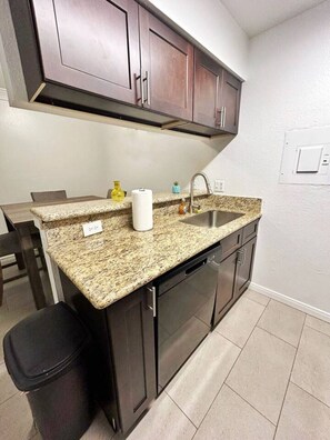 Fridge, microwave, oven, stovetop - Comfortable 1 King bed 1 bath in TMC & near NRG (Houston)