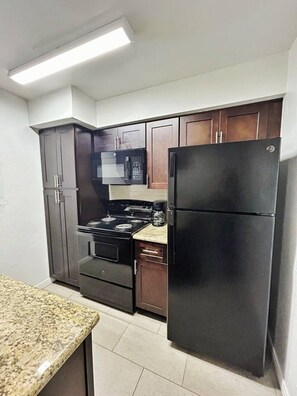 Fridge, microwave, oven, stovetop - Comfortable 1 King bed 1 bath in TMC & near NRG (Houston)