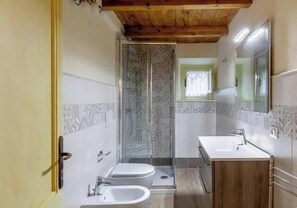 Sèche-cheveux, bidet, papier toilette