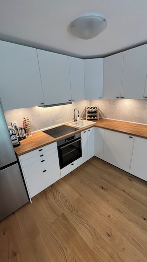 Fridge, oven, stovetop, dishwasher