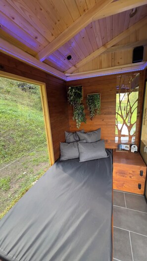 2 slaapkamers, een strijkplank/strijkijzer, gratis wifi, beddengoed