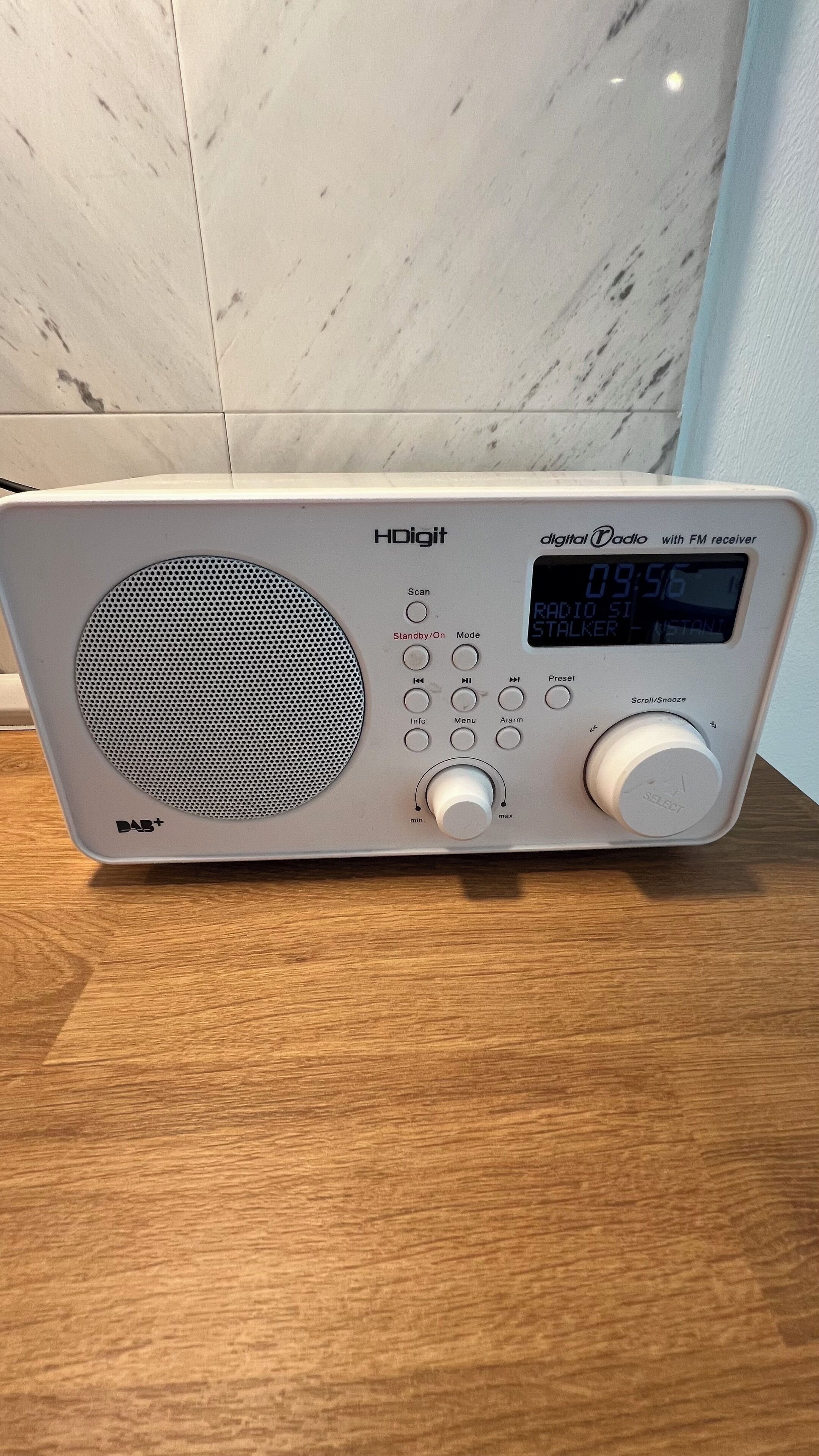 Une radio dotée d’un écran numérique, d’un haut-parleur et de divers boutons de commande.