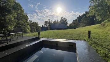 Une piscine offrant une vue dégagée sur le ciel et la végétation environnante.