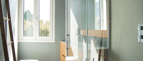 Dusche, Haartrockner, Bidet, Handtücher
