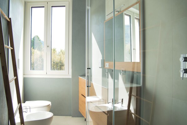 Douche, séchoir à cheveux, bidet, serviettes fournies