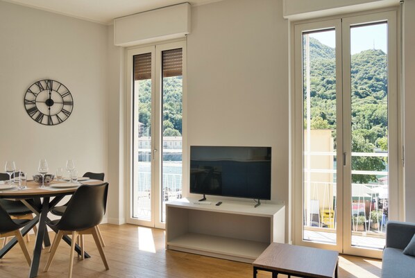 Smart TV - Wake of the lake - bright waterfront apartment (Lecco)