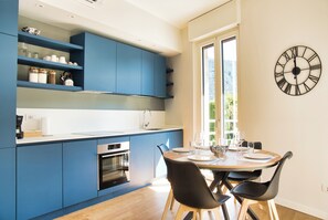 Fridge, oven, stovetop, dishwasher