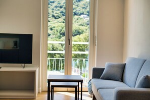 Smart TV - Wake of the lake - bright waterfront apartment (Lecco)