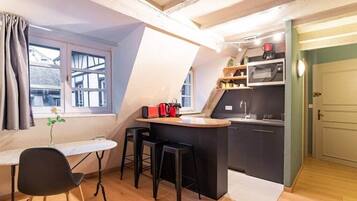 Réfrigérateur, micro-ondes, plaque de cuisson