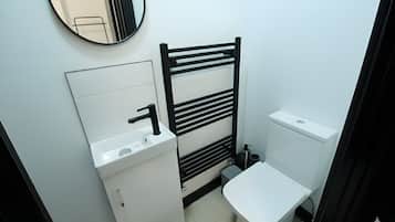 Superior Studio | Bathroom | Shower, free toiletries, towels, soap