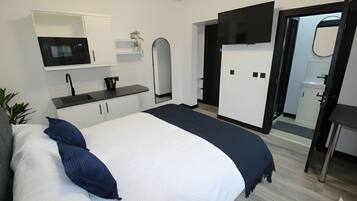 Studio Superior | Bàn, khu vực làm việc phù hợp cho laptop