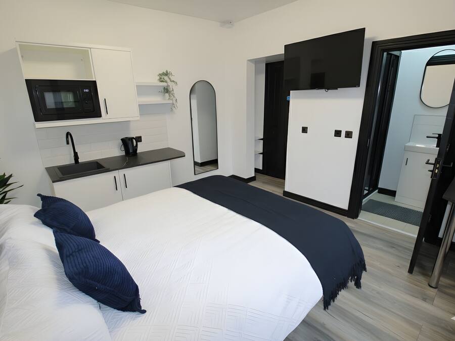 Superior Studio | Desk, laptop workspace, free WiFi, bed sheets