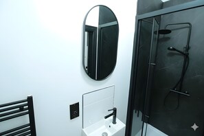 Studio | Bathroom | Shower, free toiletries, towels, soap