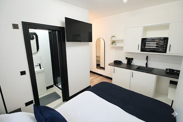 Studio | Desk, laptop workspace, free WiFi