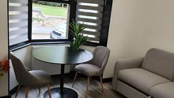 Phòng Suite Superior | Bàn, khu vực làm việc phù hợp cho laptop