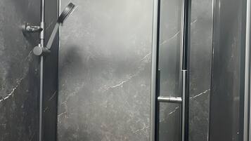 Phòng Suite Superior | Bàn, khu vực làm việc phù hợp cho laptop