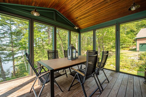 Windward Lodge- stunning, dog-friendly private waterfront retreat. Seasonal dock