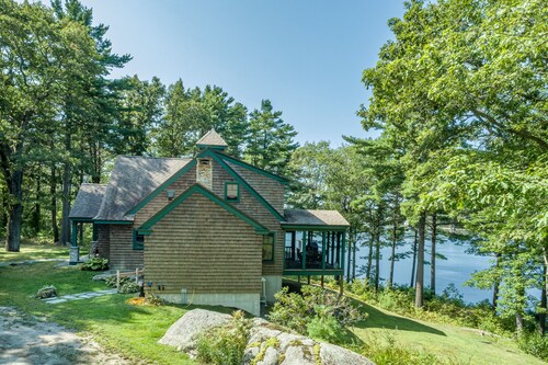 Windward Lodge- stunning, dog-friendly private waterfront retreat. Seasonal dock