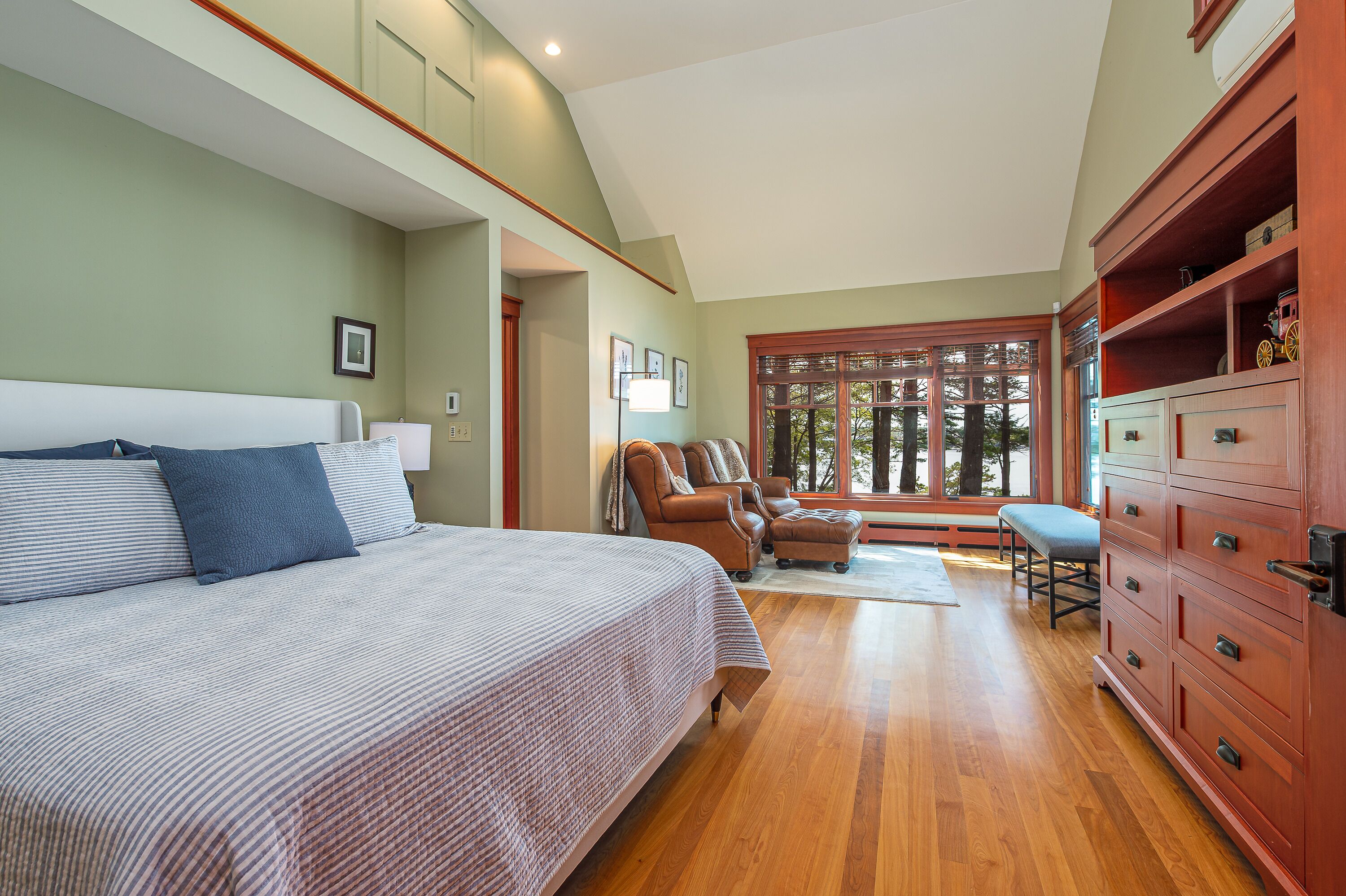 4 bedrooms, desk, iron/ironing board, travel crib