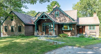 Windward Lodge- stunning, dog-friendly private waterfront retreat. Seasonal dock