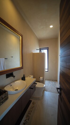 Ducha, toallas, jabón y champú