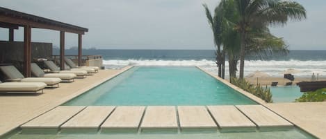 2 albercas al aire libre