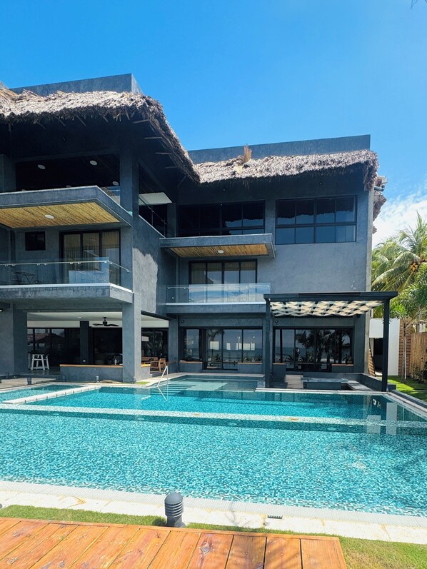 12 outdoor pools