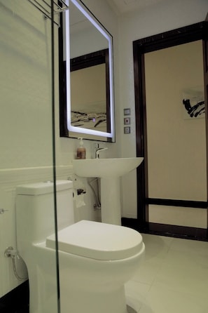 Appartamento Deluxe, balcone | Bagno | Pantofole