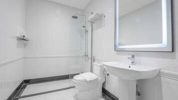 Deluxe appartement, balkon | Badkamer | Gratis toiletartikelen, een haardroger, pantoffels, een bidet