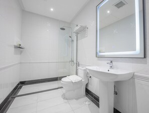 Deluxe Apartment, Balcony | Bathroom