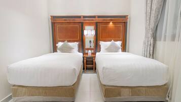 Cofres nos quartos, cortinas blackout, quartos à prova de som