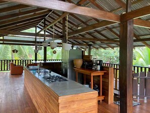 Fridge, stovetop, coffee/tea maker, electric kettle