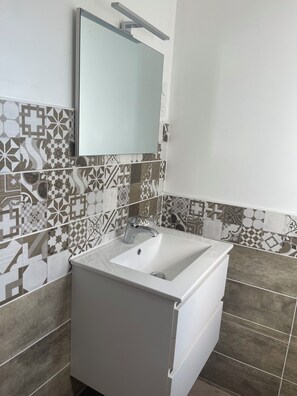 Douche, sèche-cheveux, serviettes fournies, papier toilette
