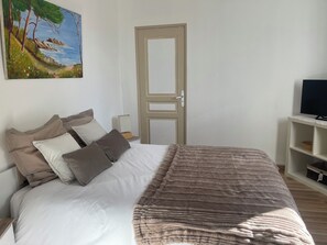 1 chambre, fer et planche à repasser, accès Internet, draps fournis