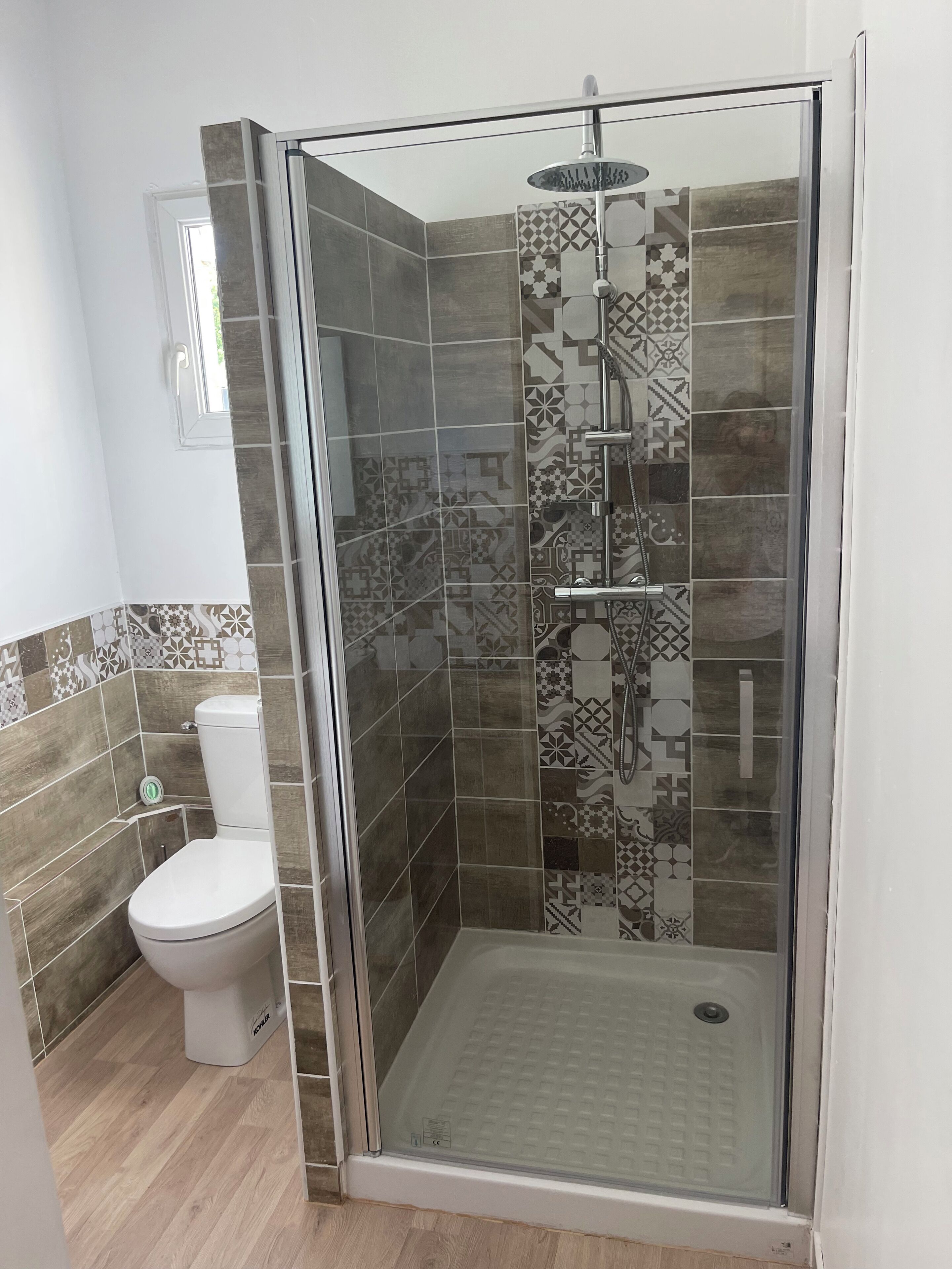 Dusj, hårføner, håndklær og toalettpapir