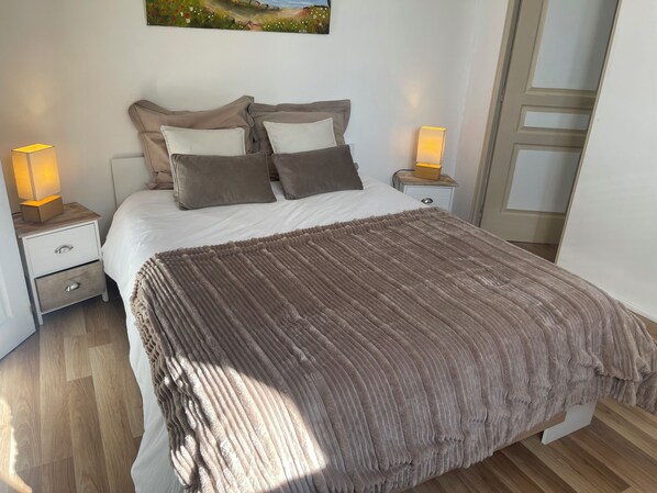 1 chambre, fer et planche à repasser, accès Internet, draps fournis