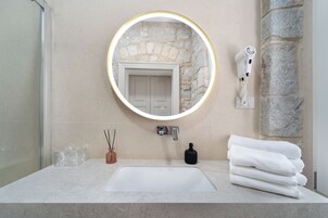 Triple Room, City View (7) | Bathroom | Shower, hair dryer, soap, shampoo