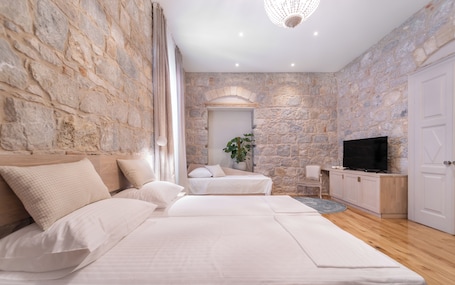 Triple Room, City View (8) | Free WiFi