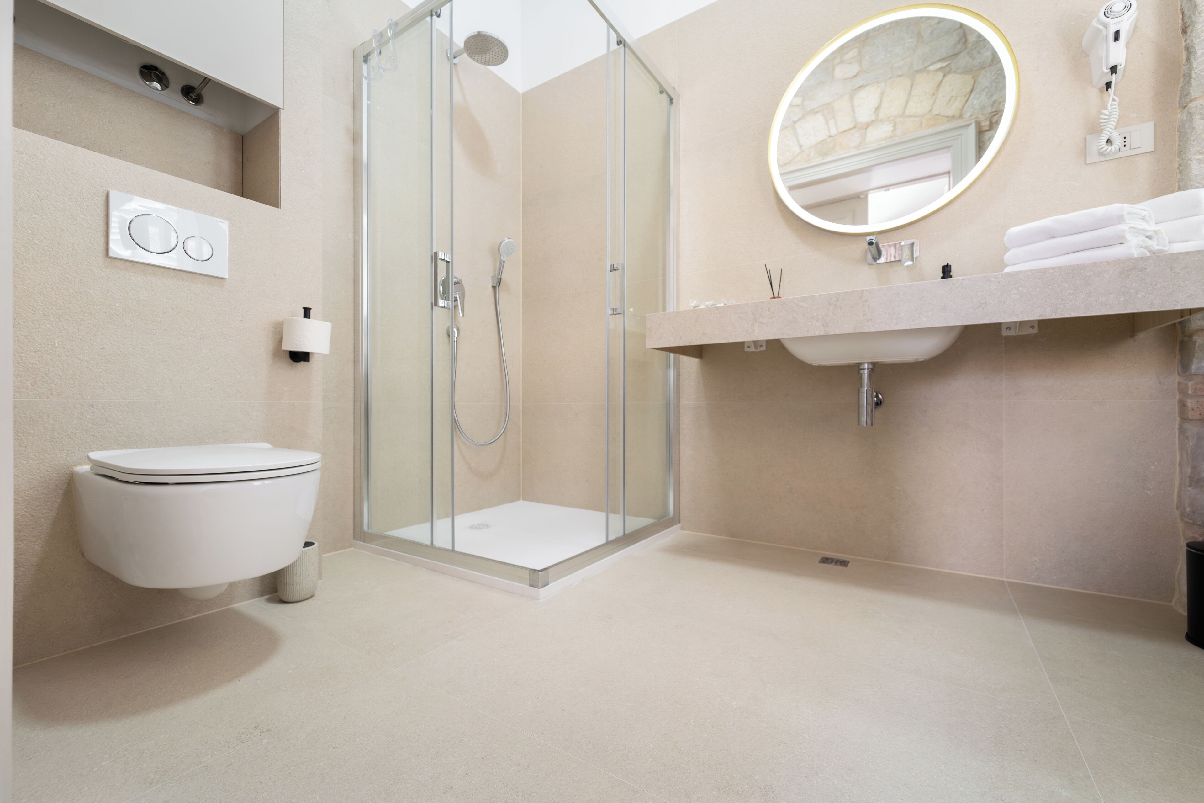 Triple Room, City View (7) | Bathroom | Shower, hair dryer, soap, shampoo
