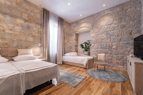 Triple Room, City View (8) | Free WiFi