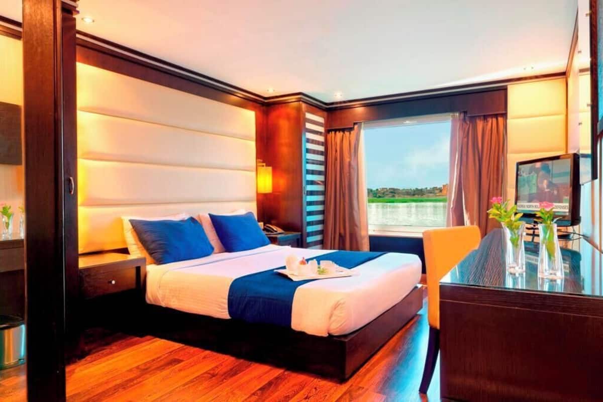 In-room safe, blackout drapes, soundproofing