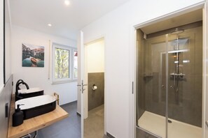 淋浴设施、吹风机、毛巾、卫生纸