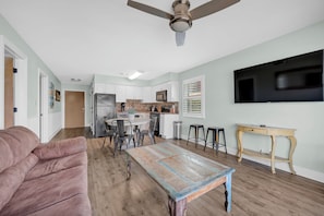 TV - Quaint 2-bedroom condo in Gulf Shores Close to Hangout Sleeps 6 (Gulf Shores)