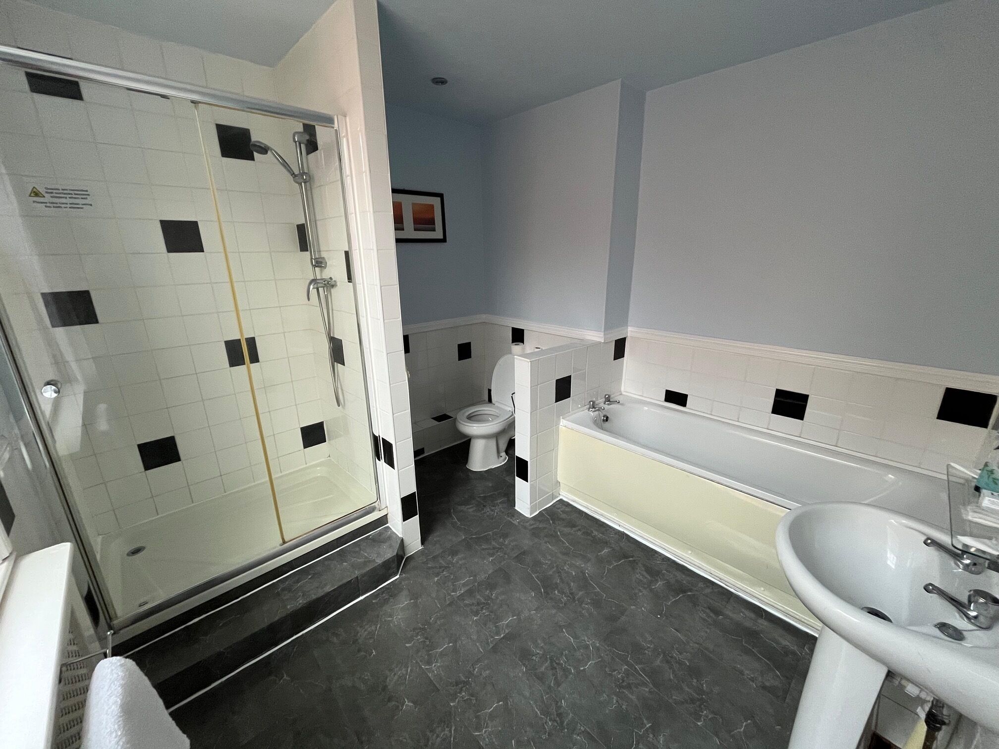 Habitación cuádruple | Baño | Amenidades de baño gratuitas, toallas, jabón, shampoo 